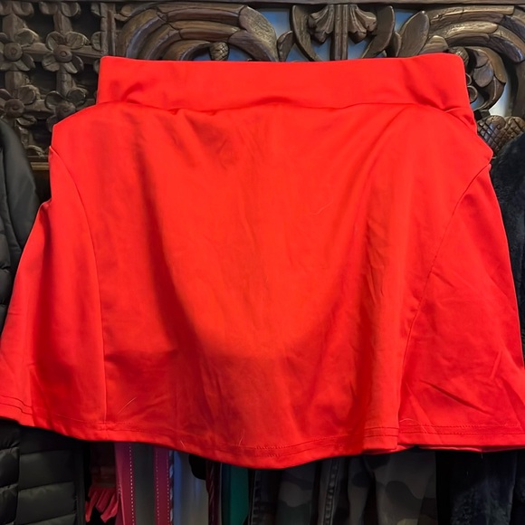 Skort in red with lively pleats in the rear area - Picture 1 of 4